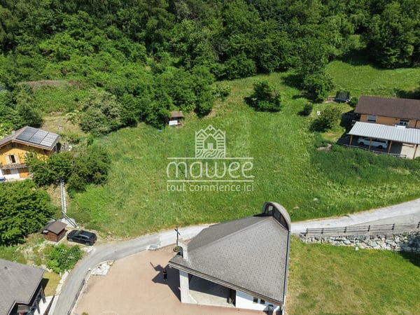 Terrain de 1682 m2 avec permis en force pour 3 chalets 3