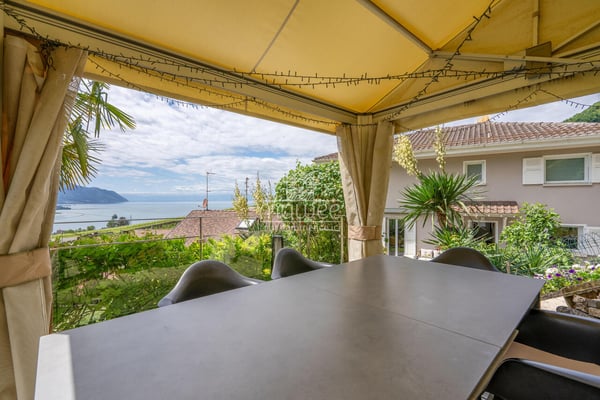Propriété de caractère avec vue imprenable sur le Lac !