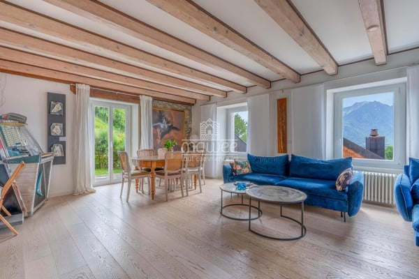 Propriété de caractère avec vue imprenable sur le Lac ! 5