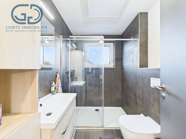 Villa mitoyenne rénovée de 7 pces 9