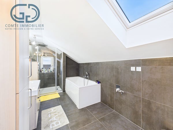 Villa mitoyenne rénovée de 7 pces 10