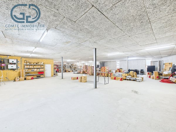 Local commercial comprenant 2 espaces de stockage 8