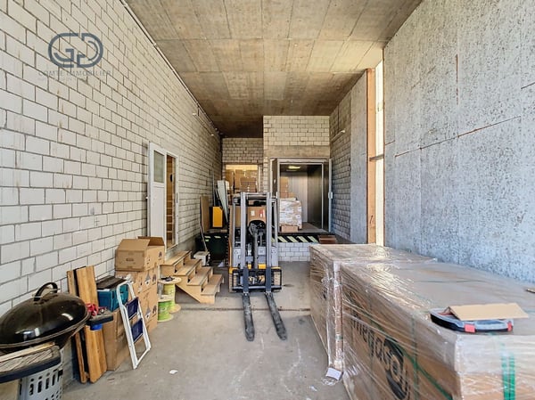 Local commercial comprenant 2 espaces de stockage 6