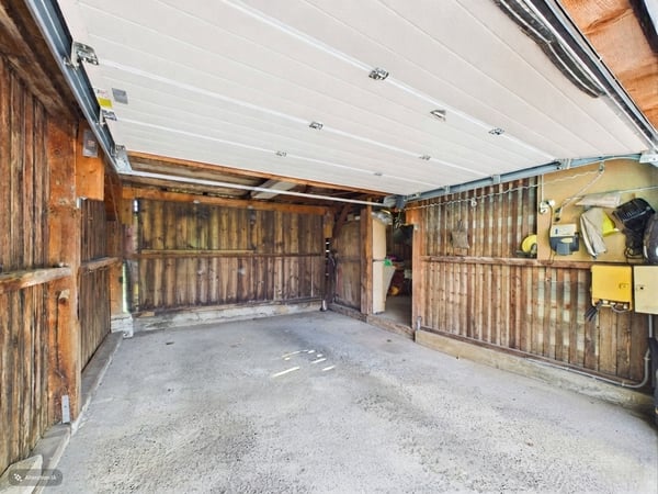 Maison contiguë de 5.5 pièces avec jardin, garage et beau potentiel 11