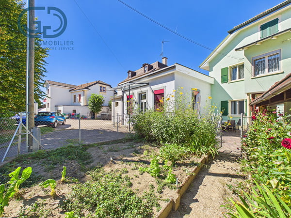 Maison contiguë de 5.5 pièces avec jardin, garage et beau potentiel 12