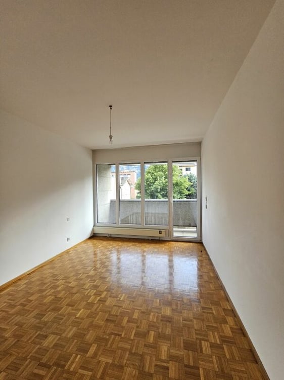 1.5 locali in zona strategica 4