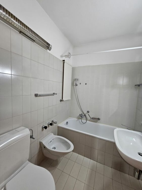 1.5 locali in zona strategica 5