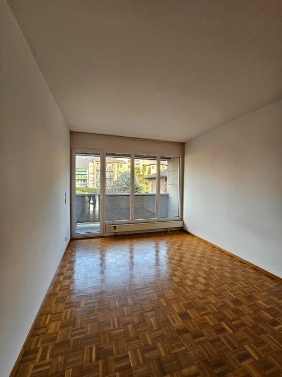 1.5 locali in zona strategica 5