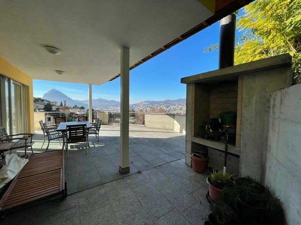 Interessante villa con giardino e vista lago 10