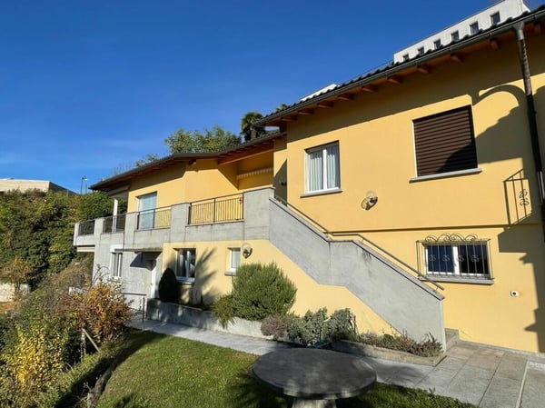 Interessante villa con giardino e vista lago 1