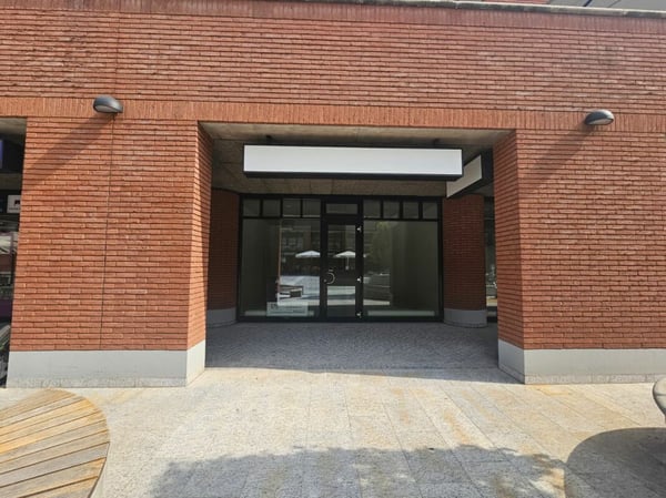 Negozio con vetrina in posizione strategica 1