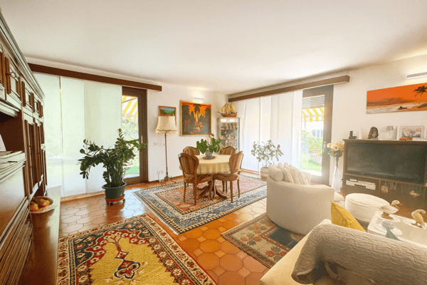 Palazzina composta da 2 appartamenti di 5,5 locali e 1 locale commerciale al PT 6