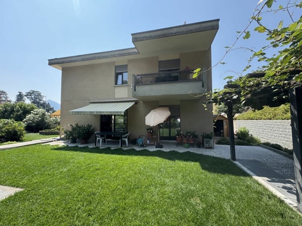 Palazzina composta da 2 appartamenti di 5,5 locali e 1 locale commerciale al PT 4