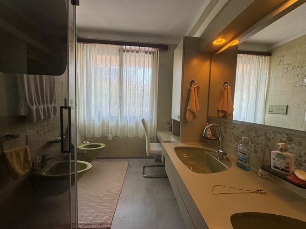 Palazzina composta da 2 appartamenti di 5,5 locali e 1 locale commerciale al PT 8