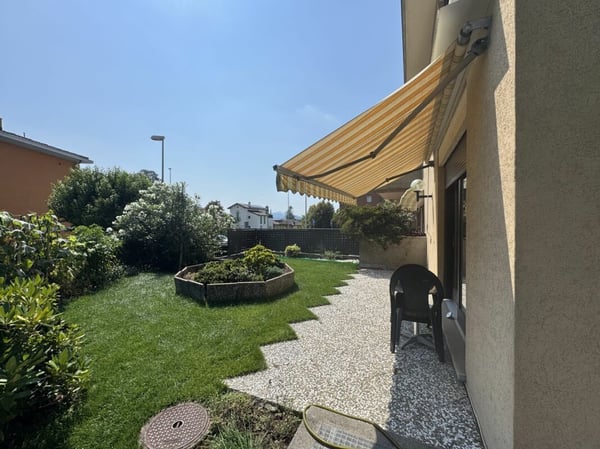 Palazzina composta da 2 appartamenti di 5,5 locali e 1 locale commerciale al PT 5