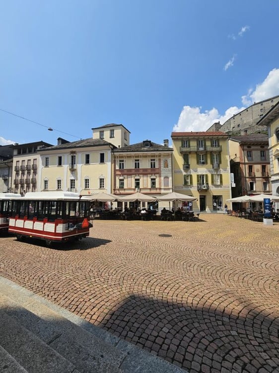 Spazio commerciale in Piazza Collegiata 1