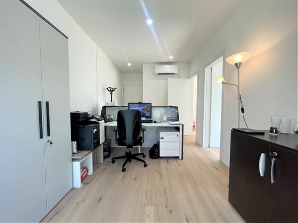 Moderno ufficio al piano terra in Via Trevano 3