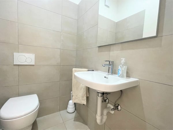 Moderno ufficio al piano terra in Via Trevano 8