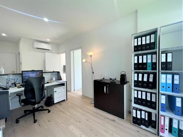 Moderno ufficio al piano terra in Via Trevano 4