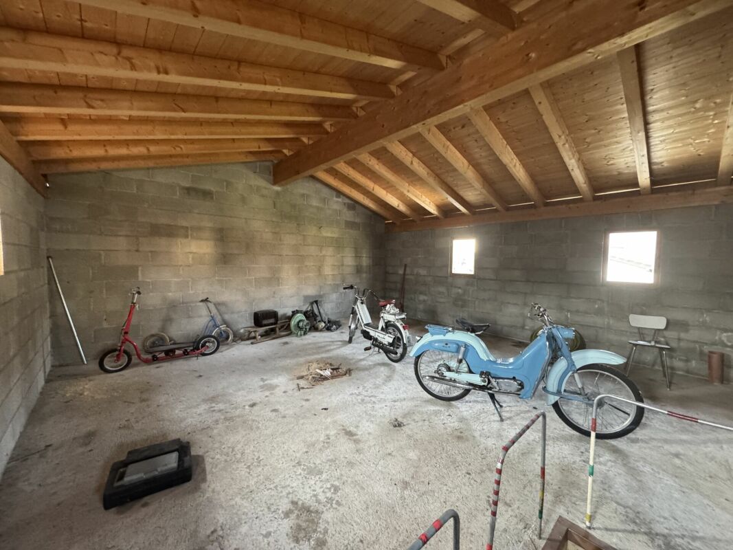 Warehouse with two garages for sale