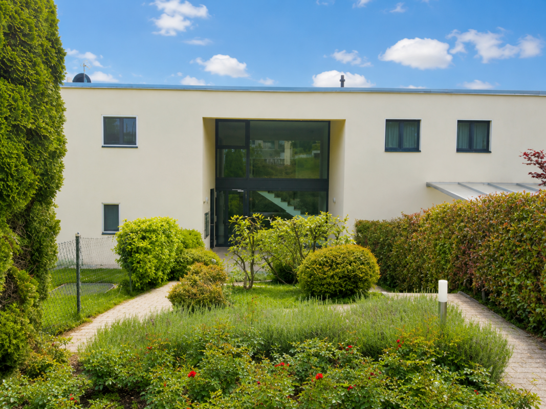 Charming 2.5-Room Apartment with Private Garden