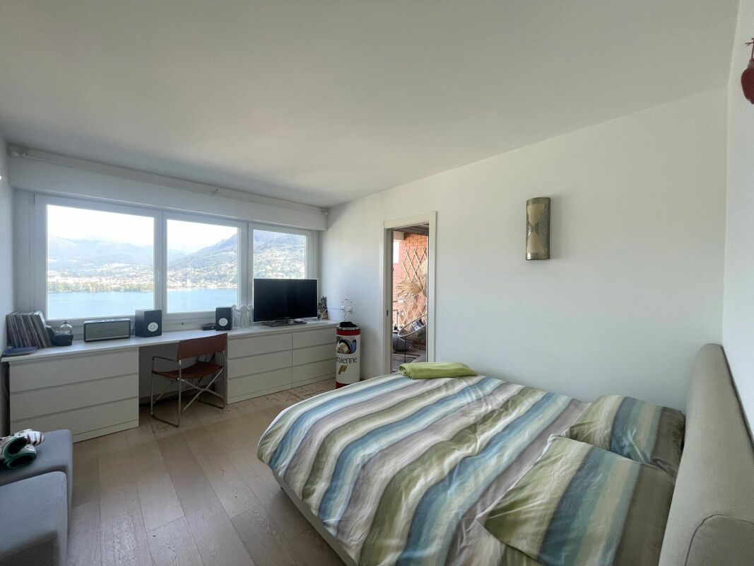 Spazioso appartamento con vista panoramica e piscina