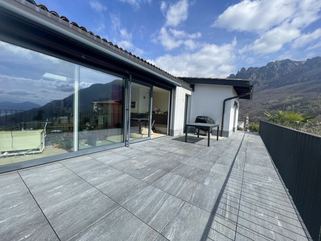 Single family house with lake view