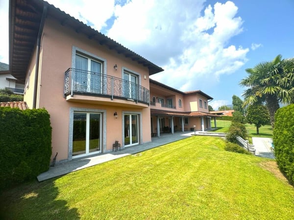 Villa di prestigio con terreno edificabile 4