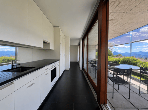 Splendida villa moderna immersa nel verde 3