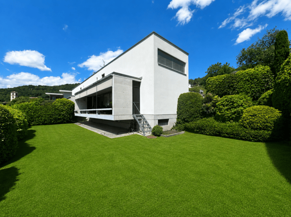 Splendida villa moderna immersa nel verde 1