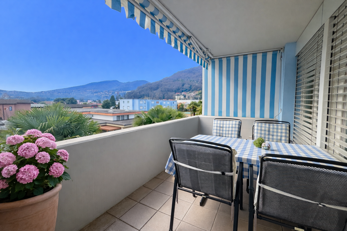 4.5-room penthouse with spacious rooms, terrace and swimming pool