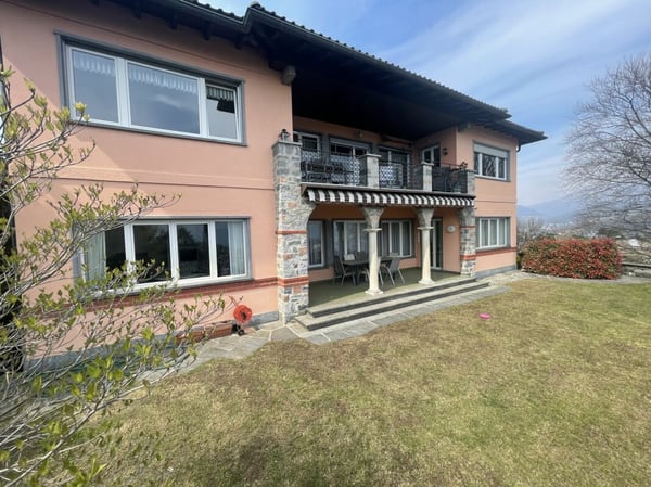 Villa con piscina e vista imprendibile 12