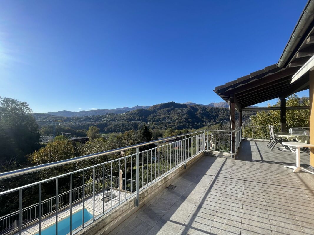 Stupenda villa con 2 appartamenti e piscina