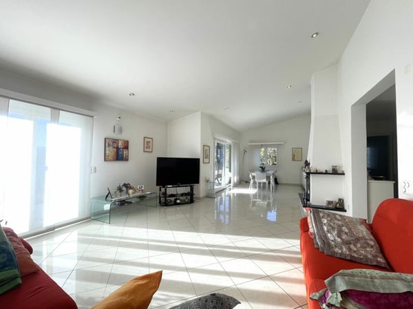 Stupenda villa con 2 appartamenti e piscina 5
