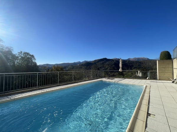 Stupenda villa con 2 appartamenti e piscina