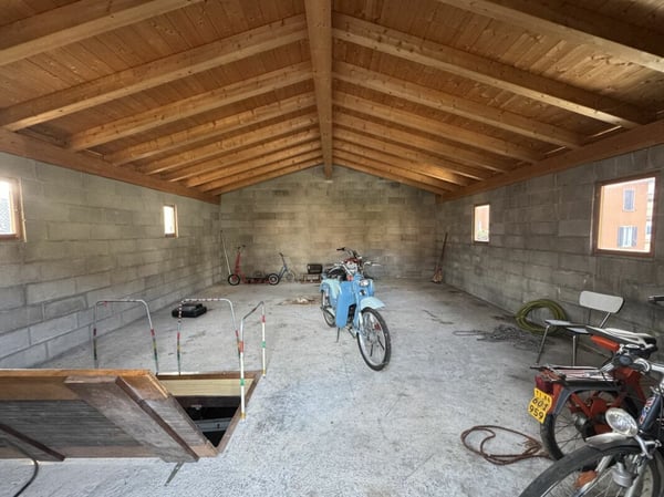Magazzino con 2 garage in vendita 2
