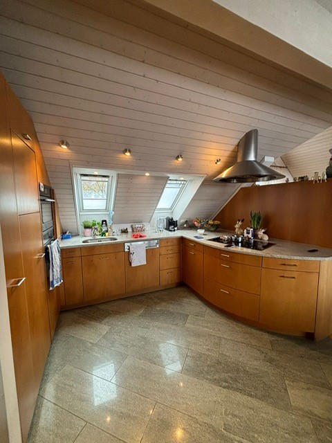 Grosszügige 4-.5 Zimmer-Dachwohnung zur Miete in Stäfa 3
