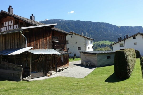 Haushälfte mit grossem Umschwung in Schluein 12