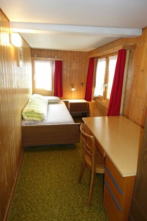 Haushälfte mit grossem Umschwung in Schluein 6