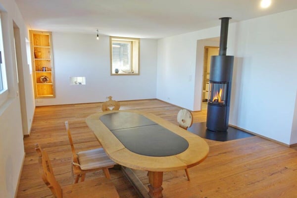 4.5-Zimmer-Ferienwohnung Nr. 1 in einem historischen Zweifamilienhaus in Luven 2
