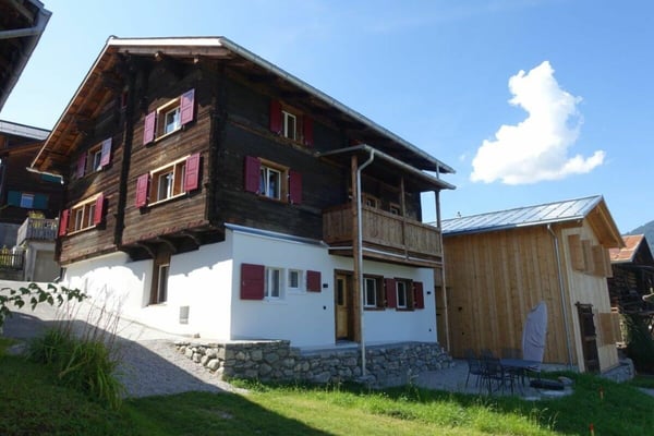 4.5-Zimmer-Ferienwohnung Nr. 1 in einem historischen Zweifamilienhaus in Luven 1