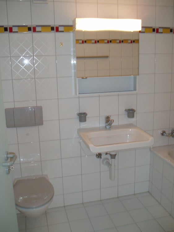 Sehr schöne 2.5-Zimmer-Wohnung - im Zentrum von Glarus 2
