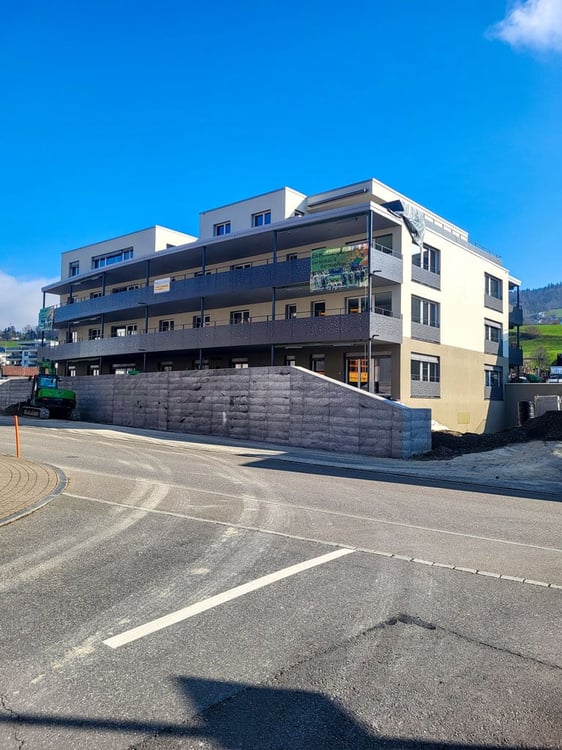Moderne 3.5-Zimmer-Neubauwohnung mit Balkon in Gommiswald 1