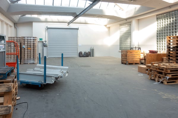 2 x 600 m2 Lagerhallen (oder 1'200 m2) mit Rampenzugang zu vermieten 2