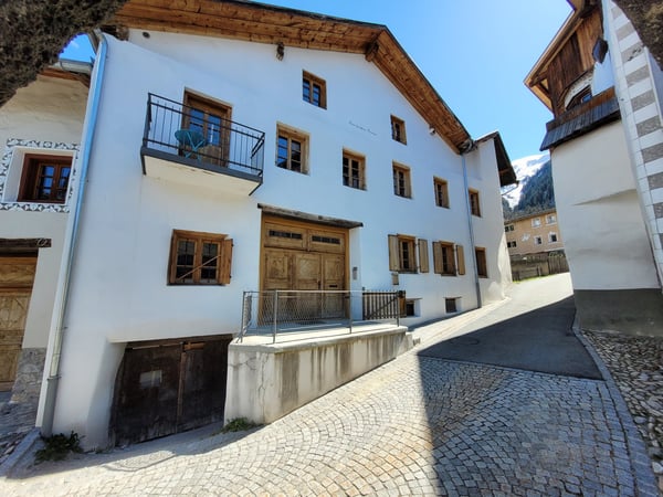 Renovierte 3.5-Zimmer-Wohnung in Sta. Maria 1