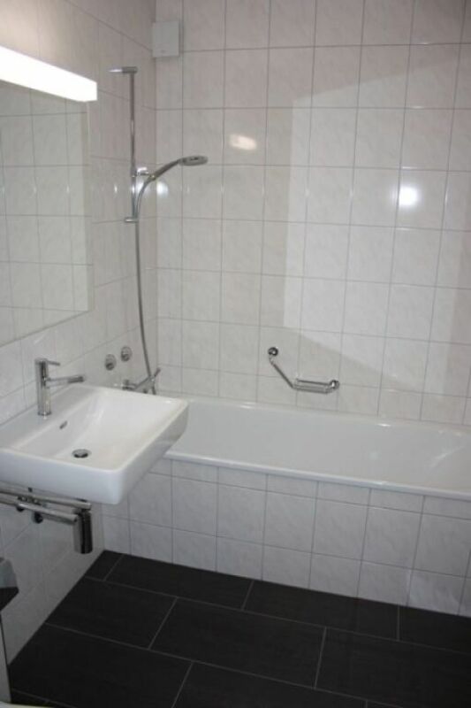 Grosse + ruhige 3,5 Zimmer-Wohnung