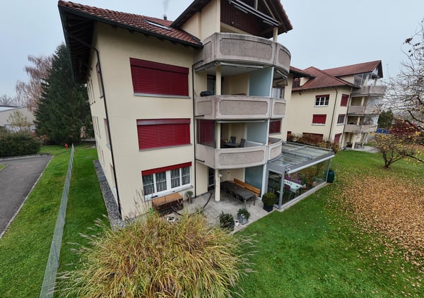 Glücklich wohnen: 2.5-Zi-Wohnung mit grossem 30 m² Sitzplatz 1