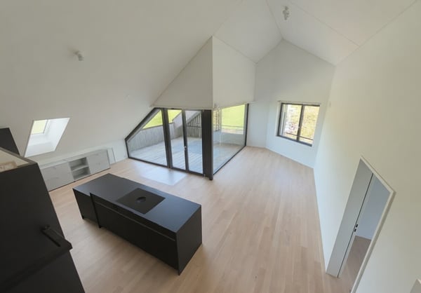 Lichtdurchflutete 3.5-Zimmer-Dachgeschossperle mit sensationeller Raumhöhe und Terrasse 1