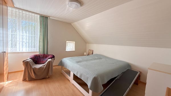 Grandioses 6.5-Zimmer-Doppeleinfamilienhaus mit idyllischem Grundstück 12