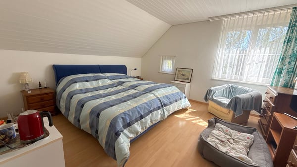 Grandioses 6.5-Zimmer-Doppeleinfamilienhaus mit idyllischem Grundstück 8